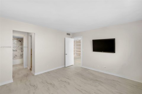 Condo in North Miami Beach, Florida, 2 bedrooms  № 2422591 - photo 25