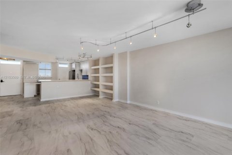 Condo in North Miami Beach, Florida, 2 bedrooms  № 2422591 - photo 7