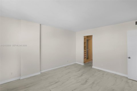 Condo in North Miami Beach, Florida, 2 bedrooms  № 2422591 - photo 26