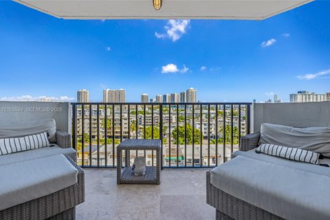 Condo in North Miami Beach, Florida, 2 bedrooms  № 2422591 - photo 16