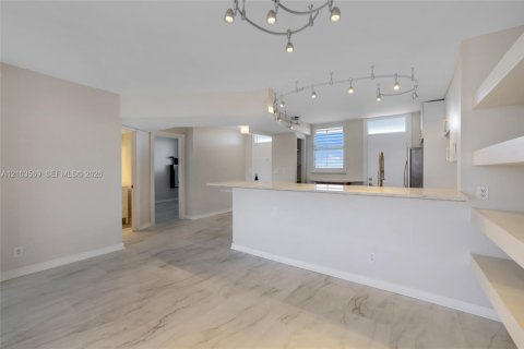 Condo in North Miami Beach, Florida, 2 bedrooms  № 2422591 - photo 10