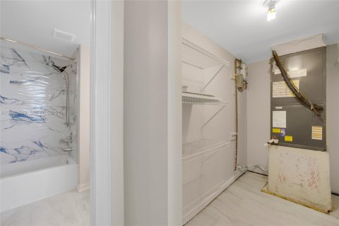 Condo in North Miami Beach, Florida, 2 bedrooms  № 2422591 - photo 28