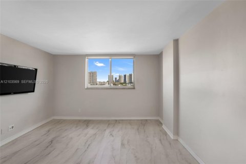 Condo in North Miami Beach, Florida, 2 bedrooms  № 2422591 - photo 23