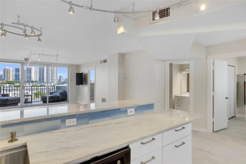 Condo in North Miami Beach, Florida, 2 bedrooms  № 2422591 - photo 14