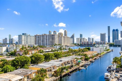 Condo in North Miami Beach, Florida, 2 bedrooms  № 2422591 - photo 21