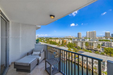 Condo in North Miami Beach, Florida, 2 bedrooms  № 2422591 - photo 17