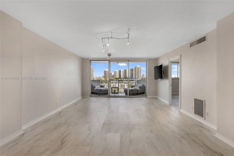 Condo in North Miami Beach, Florida, 2 bedrooms  № 2422591 - photo 3