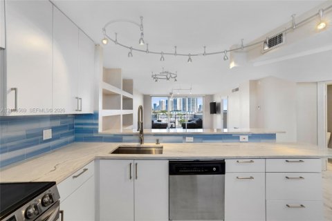 Condo in North Miami Beach, Florida, 2 bedrooms  № 2422591 - photo 13