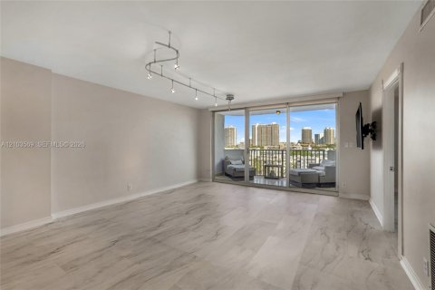 Condo in North Miami Beach, Florida, 2 bedrooms  № 2422591 - photo 4