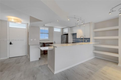 Condo in North Miami Beach, Florida, 2 bedrooms  № 2422591 - photo 8
