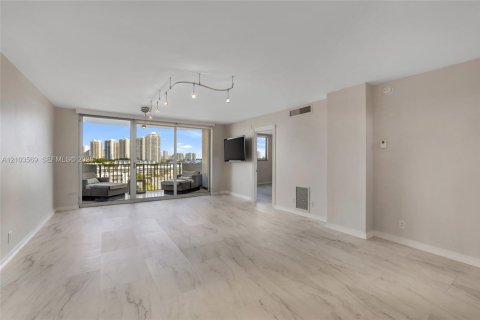 Condo in North Miami Beach, Florida, 2 bedrooms  № 2422591 - photo 2