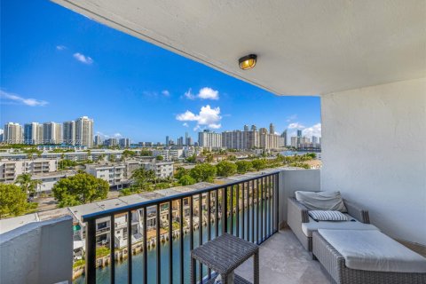 Condo in North Miami Beach, Florida, 2 bedrooms  № 2422591