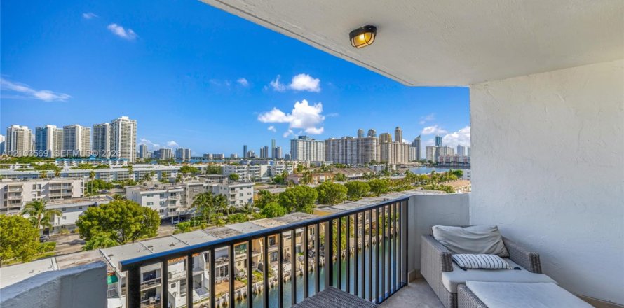 Condo in North Miami Beach, Florida, 2 bedrooms  № 2422591