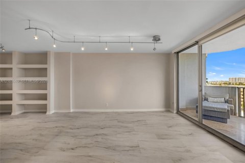Condo in North Miami Beach, Florida, 2 bedrooms  № 2422591 - photo 5