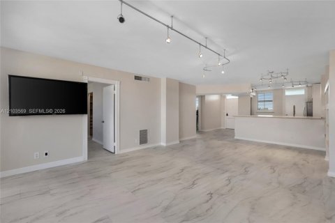 Condo in North Miami Beach, Florida, 2 bedrooms  № 2422591 - photo 6