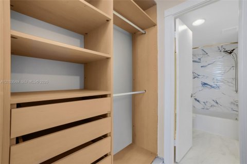 Condo in North Miami Beach, Florida, 2 bedrooms  № 2422591 - photo 27