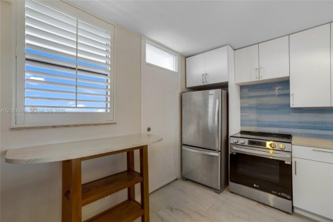 Condo in North Miami Beach, Florida, 2 bedrooms  № 2422591 - photo 11