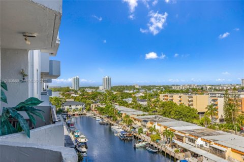 Condo in North Miami Beach, Florida, 2 bedrooms  № 2422591 - photo 18