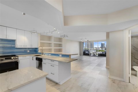 Condo in North Miami Beach, Florida, 2 bedrooms  № 2422591 - photo 15