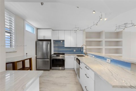 Condo in North Miami Beach, Florida, 2 bedrooms  № 2422591 - photo 12