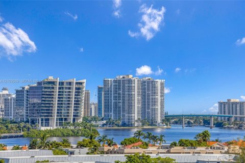 Condo in North Miami Beach, Florida, 2 bedrooms  № 2422591 - photo 19