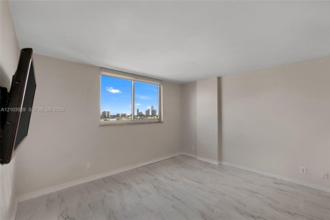 Condo in North Miami Beach, Florida, 2 bedrooms  № 2422591 - photo 22