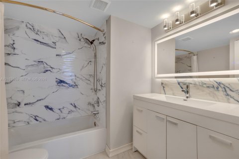Condo in North Miami Beach, Florida, 2 bedrooms  № 2422591 - photo 30