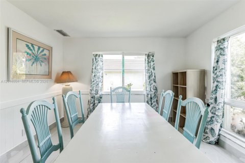 Villa ou maison à vendre à Hollywood, Floride: 4 chambres, 224.92 m2 № 2247436 - photo 24