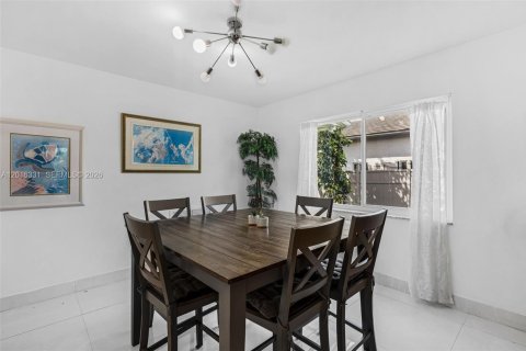 Villa ou maison à vendre à Hollywood, Floride: 4 chambres, 224.92 m2 № 2247436 - photo 18