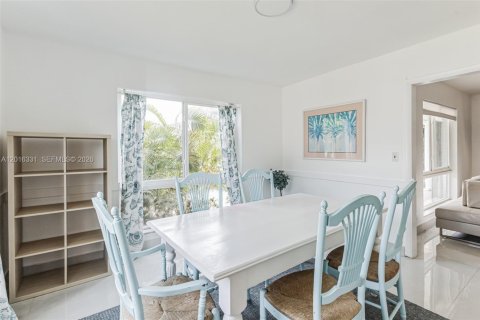 Villa ou maison à vendre à Hollywood, Floride: 4 chambres, 224.92 m2 № 2247436 - photo 25
