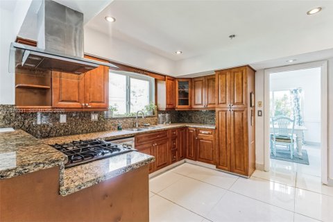 Villa ou maison à vendre à Hollywood, Floride: 4 chambres, 224.92 m2 № 2247436 - photo 19