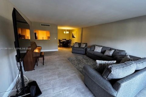 Condominio en alquiler en Miami, Florida, 2 dormitorios, 136.57 m2 № 2080831 - foto 8
