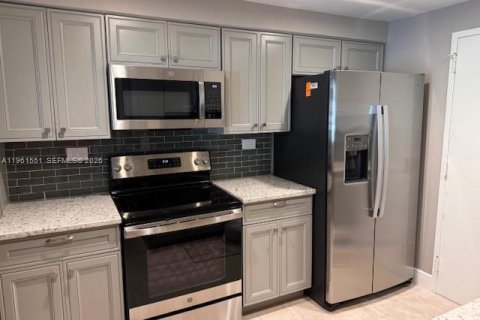 Condominio en alquiler en Miami, Florida, 2 dormitorios, 136.57 m2 № 2080831 - foto 3