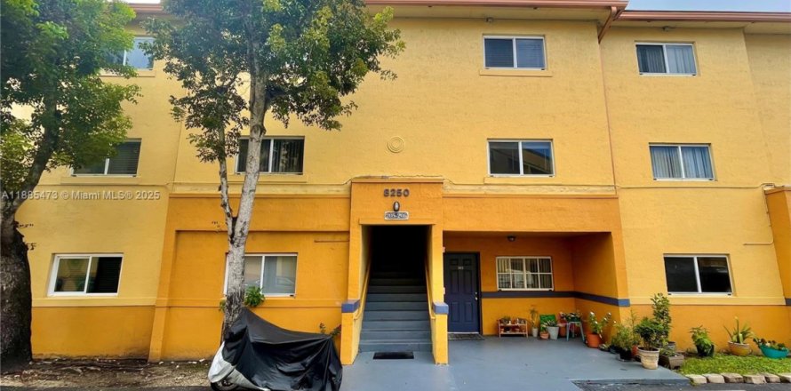 Кондоминиум с 2 спальнями в Майами, Флорида № 1933220