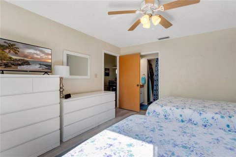 Condo in Seminole, Florida, 2 bedrooms  № 1523222 - photo 11