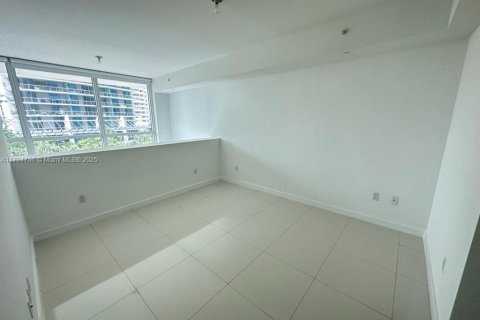 Condo in Miami, Florida, 1 bedroom  № 1725959 - photo 9
