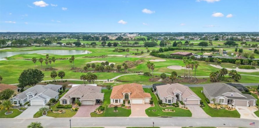 House in The Villages, Florida 3 bedrooms, 185.8 sq.m. № 2231198