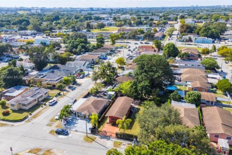 Casa en venta en Miami, Florida, 4 dormitorios, 107.58 m2 № 1970988 - foto 24