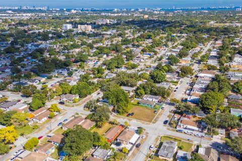 Casa en venta en Miami, Florida, 4 dormitorios, 107.58 m2 № 1970988 - foto 30