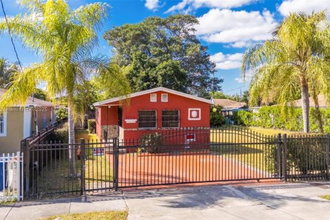 Casa en venta en Miami, Florida, 4 dormitorios, 107.58 m2 № 1970988 - foto 2