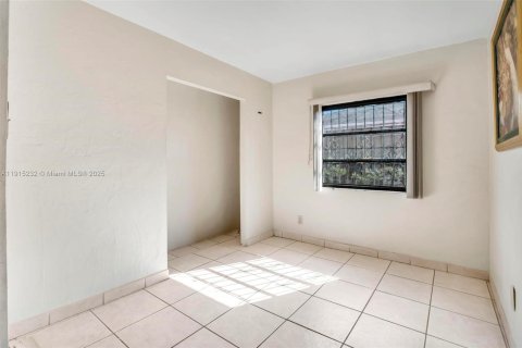 Casa en venta en Miami, Florida, 4 dormitorios, 107.58 m2 № 1970988 - foto 7