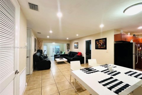 Casa en venta en Fort Lauderdale, Florida, 3 dormitorios, 115.01 m2 № 1992386 - foto 5