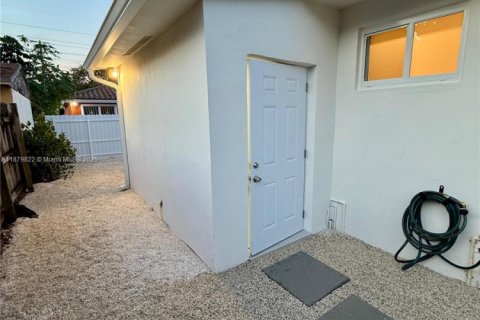 House in Miami, Florida 2 bedrooms, 69.68 sq.m. № 1921557 - photo 8