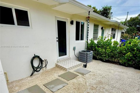 House in Miami, Florida 2 bedrooms, 69.68 sq.m. № 1921557 - photo 7