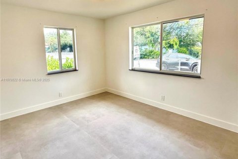 House in Miami, Florida 2 bedrooms, 69.68 sq.m. № 1921557 - photo 5