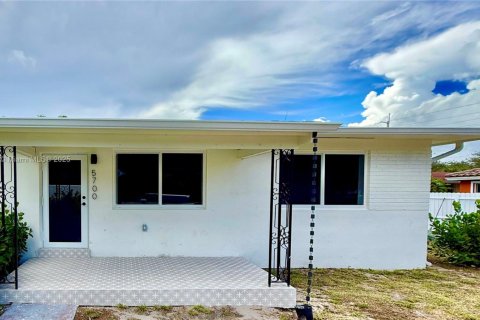 House in Miami, Florida 2 bedrooms, 69.68 sq.m. № 1921557 - photo 1