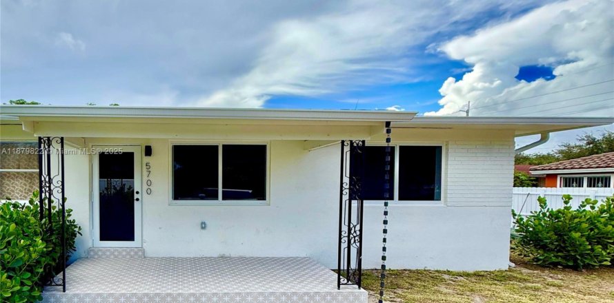 House in Miami, Florida 2 bedrooms, 69.68 sq.m. № 1921557