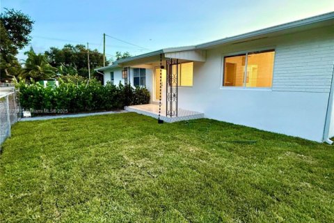House in Miami, Florida 2 bedrooms, 69.68 sq.m. № 1921557 - photo 11