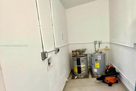 House in Miami, Florida 2 bedrooms, 69.68 sq.m. № 1921557 - photo 9