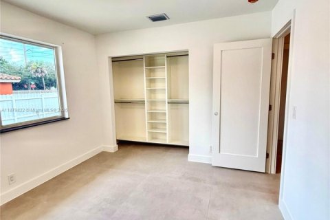 House in Miami, Florida 2 bedrooms, 69.68 sq.m. № 1921557 - photo 3